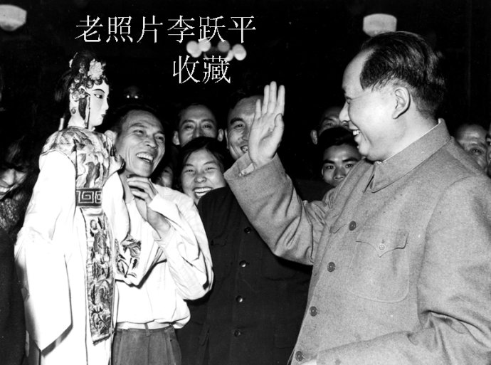 毛泽东主席1958年1月5日在长沙观看湖南木偶戏。毛主席看湖南木偶戏后到后台接见演员。.jpg