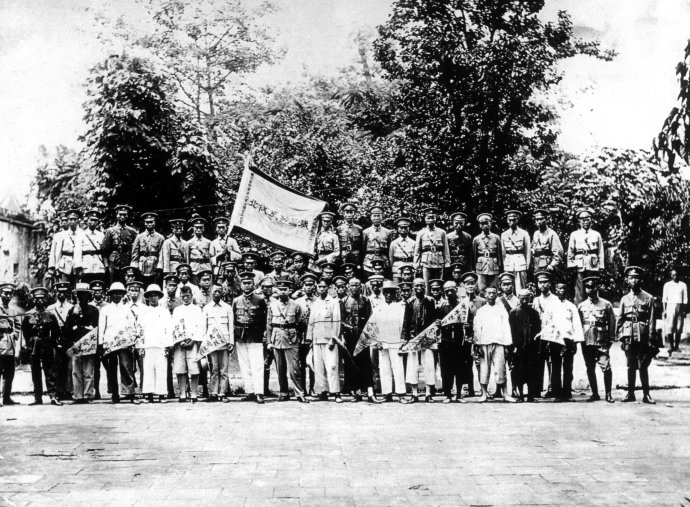 1926年北伐出师前，广州民众欢送国民革命军北伐图为第六军总参议杨杰（前排左八）及高.jpg