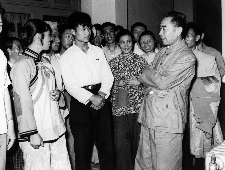 1958年9月26日晚上，周总理观看了中央实验歌剧院演出的“两个女红军”。周总理和演员.jpg