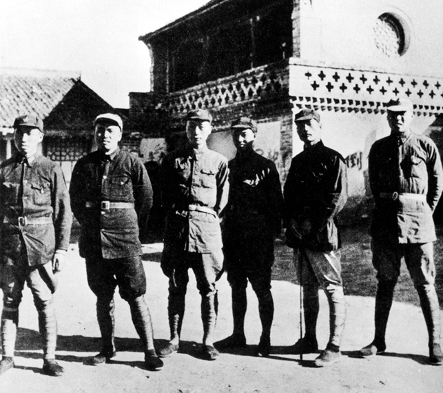 红军的一些领导1936年在延安合影。左三是聂荣臻.jpg