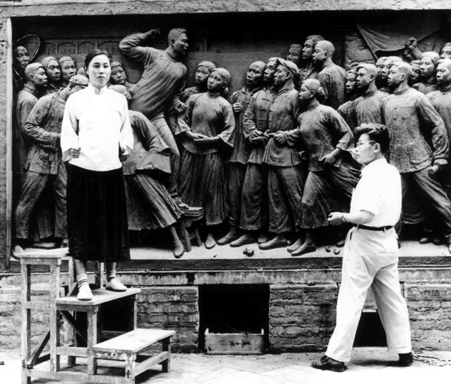 1953年6月，中央美术学院雕塑系主任滑田友在北京创作人民英雄纪念碑上的浮雕.jpg