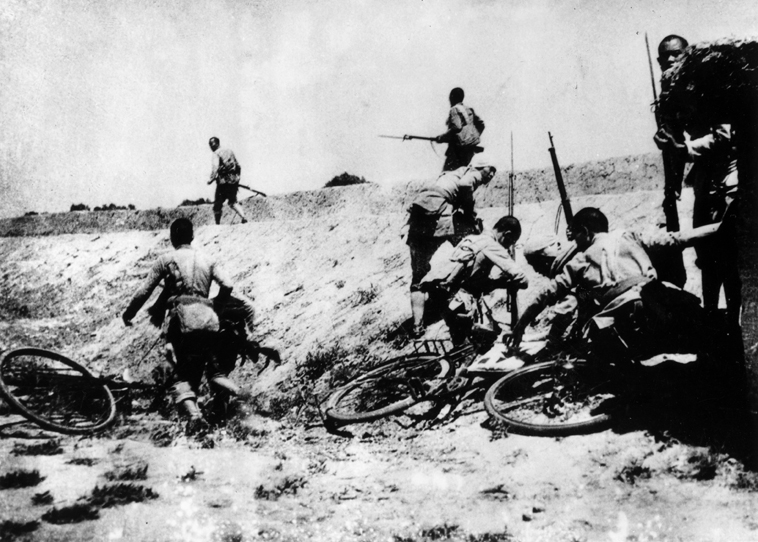 1943年6月，晋察晋我武工队伏击定县敌人的自行车队。抗日战争.jpg